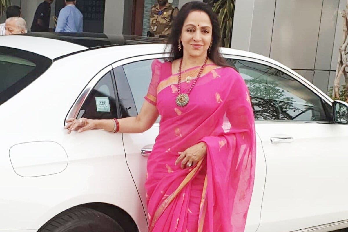हेमा मालिनी क्लासिकल डान्समध्ये एक्स्पर्ट आहेत. भरतनाट्यम, कुचीपुडी आणि ओडिसी आशा विविध नृत्यप्रकारांचे त्यांनी प्रशिक्षण घेतले आहे. 'सीता और गीता' या चित्रपटापासून हेमा मालिनी यांनी बॉलिवूडमध्ये धमाल उडवून दिली होती. त्यांचा हा डबलरोल असलेला सिनेमा सुपरहिट ठरला आणि त्यानंतर अनेक सुपरहिट चित्रपट दिल्याने बॉलिवूडमध्ये हेमा मालिनी यांचं मोठं नाव झालं होतं. (फोटो सौजन्य- इंस्टाग्राम @dreamgirlhemamalini) हेमा मालिनी क्लासिकल डान्समध्ये एक्स्पर्ट आहेत. भरतनाट्यम, कुचीपुडी आणि ओडिसी आशा विविध नृत्यप्रकारांचे त्यांनी प्रशिक्षण घेतले आहे. 'सीता और गीता' या चित्रपटापासून हेमा मालिनी यांनी बॉलिवूडमध्ये धमाल उडवून दिली होती. त्यांचा हा डबलरोल असलेला सिनेमा सुपरहिट ठरला आणि त्यानंतर अनेक सुपरहिट चित्रपट दिल्याने बॉलिवूडमध्ये हेमा मालिनी यांचं मोठं नाव झालं होतं. (फोटो सौजन्य- इंस्टाग्राम @dreamgirlhemamalini)
