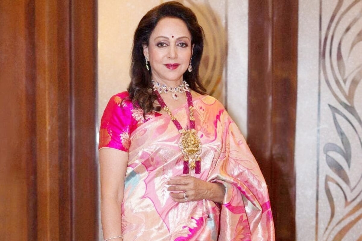 'सीता और गीता' चित्रपटापासून हेमा आणि धर्मेंद्र एकत्र आले, त्यांच्या जोडीने अनेक सुपरहिट चित्रपट दिले, प्रेक्षकांनाच नव्हे तर दिग्दर्शकांनाही ही जोडी आवडायची त्यांनी सोबत अनेक चित्रपट दिले. त्यांचे नाते यातून घट्ट होत गेले. या जोडीचा अजरामर चित्रपट म्हणजे शोले. . (फोटो सौजन्य- इंस्टाग्राम @dreamgirlhemamalini) 'सीता और गीता' चित्रपटापासून हेमा आणि धर्मेंद्र एकत्र आले, त्यांच्या जोडीने अनेक सुपरहिट चित्रपट दिले, प्रेक्षकांनाच नव्हे तर दिग्दर्शकांनाही ही जोडी आवडायची त्यांनी सोबत अनेक चित्रपट दिले. त्यांचे नाते यातून घट्ट होत गेले. या जोडीचा अजरामर चित्रपट म्हणजे शोले. . (फोटो सौजन्य- इंस्टाग्राम @dreamgirlhemamalini)