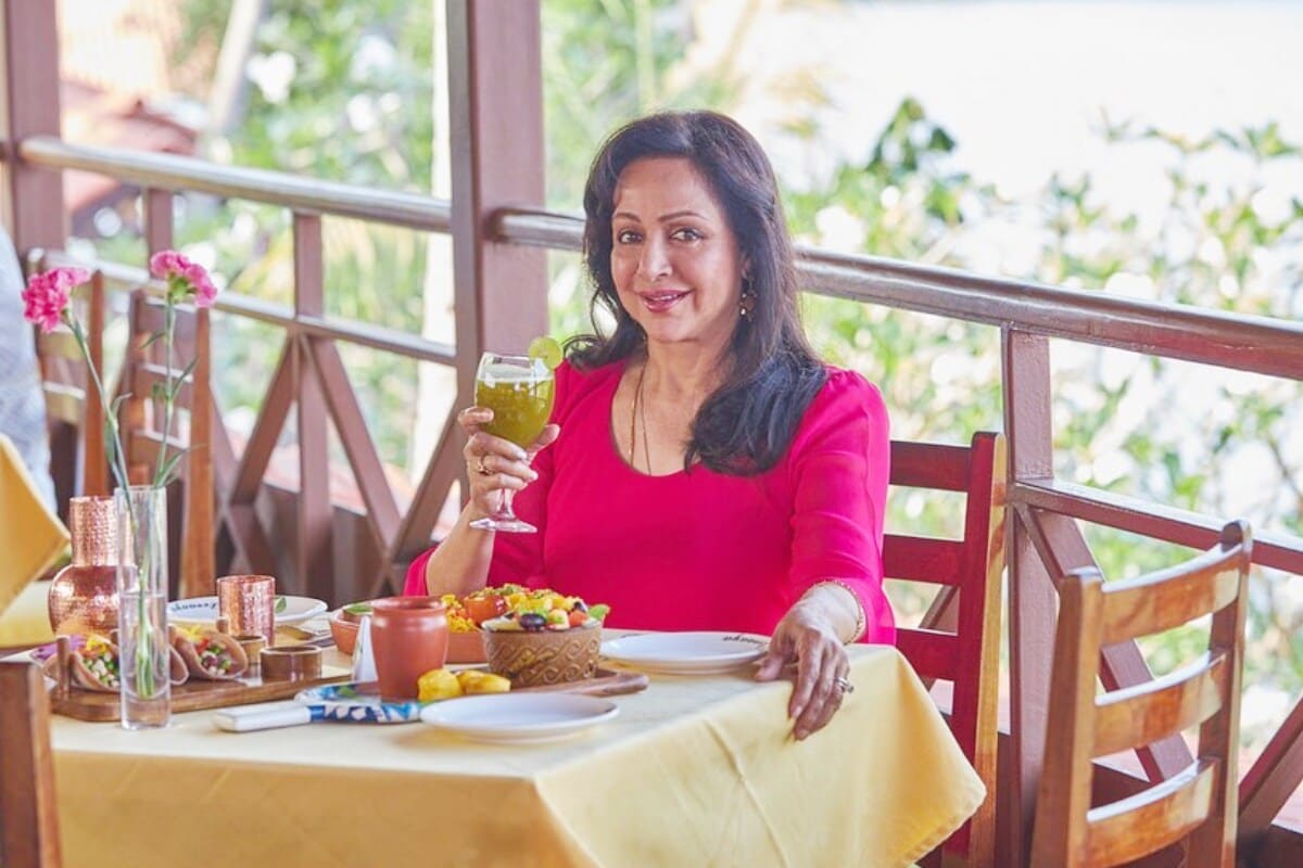 याच दरम्यान अभिनेते जितेंद्र हे सुद्धा हेमा मालिनी यांच्या प्रेमात होते. शिवाय या दोघांच्या लग्नाची दोन्ही कुटुंबांनी बोलणीही केली होती. बोलणी शेवटच्या टप्प्यात असताना एक फोन आला आणि तो फोन होता धर्मेंद्र यांचा. धर्मेंद्र यांना हेमा मालिनींच्या लग्नाची बोलणी झाल्याची बातमी कळाली होती. त्यामुळे त्यांनी हेमामालिनी यांना गडबडीत कुठलाच निर्णय घेऊ नये, असं सांगितलं.. (फोटो सौजन्य- इंस्टाग्राम @dreamgirlhemamalini) याच दरम्यान अभिनेते जितेंद्र हे सुद्धा हेमा मालिनी यांच्या प्रेमात होते. शिवाय या दोघांच्या लग्नाची दोन्ही कुटुंबांनी बोलणीही केली होती. बोलणी शेवटच्या टप्प्यात असताना एक फोन आला आणि तो फोन होता धर्मेंद्र यांचा. धर्मेंद्र यांना हेमा मालिनींच्या लग्नाची बोलणी झाल्याची बातमी कळाली होती. त्यामुळे त्यांनी हेमामालिनी यांना गडबडीत कुठलाच निर्णय घेऊ नये, असं सांगितलं.. (फोटो सौजन्य- इंस्टाग्राम @dreamgirlhemamalini)