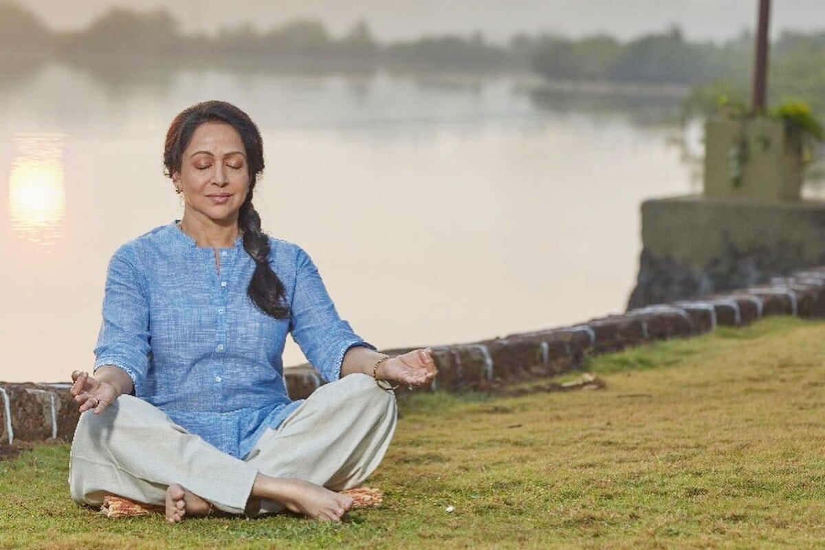 या नंतर अजून एक फोन आला आणि हा फोन होता जितेंद्र यांची गर्लफ्रेंड एअरहोस्टेस शोभा सिप्पी यांचा. त्यांनीही हेमामालिनीशी चर्चा करून घाईत निर्णय घेऊ नये, असं सांगितलं. याच शोभा यांच्याशी जितेंद्र यांनी नंतर लग्न केलं. या दरम्यान 1978 मध्ये हेमामालिनीच्या वडिलांचं निधन झालं. आणि त्यांना त्या काळात धर्मेंद्र यांनी मोठा धीर दिला. आणि 1979 मध्ये दोघांचा विवाह झाला. (फोटो साभारः इंस्टाग्राम @dreamgirlhemamalini) या नंतर अजून एक फोन आला आणि हा फोन होता जितेंद्र यांची गर्लफ्रेंड एअरहोस्टेस शोभा सिप्पी यांचा. त्यांनीही हेमामालिनीशी चर्चा करून घाईत निर्णय घेऊ नये, असं सांगितलं. याच शोभा यांच्याशी जितेंद्र यांनी नंतर लग्न केलं. या दरम्यान 1978 मध्ये हेमामालिनीच्या वडिलांचं निधन झालं. आणि त्यांना त्या काळात धर्मेंद्र यांनी मोठा धीर दिला. आणि 1979 मध्ये दोघांचा विवाह झाला. (फोटो साभारः इंस्टाग्राम @dreamgirlhemamalini)