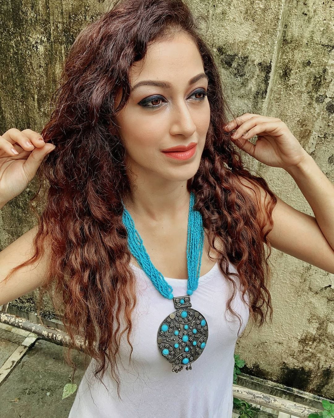 सुनैनाचा पांढऱ्या टँग टॉपमधल्या फोटोला पाहून तिचे चाहते क्लीन बोल्ड झाले आहेत. सुनैनाने अतिशय स्टायलिश अंदाजामध्ये आपले कुरळे केस फ्लॉन्ट केले आहे. सुनैनाचा पांढऱ्या टँग टॉपमधल्या फोटोला पाहून तिचे चाहते क्लीन बोल्ड झाले आहेत. सुनैनाने अतिशय स्टायलिश अंदाजामध्ये आपले कुरळे केस फ्लॉन्ट केले आहे.