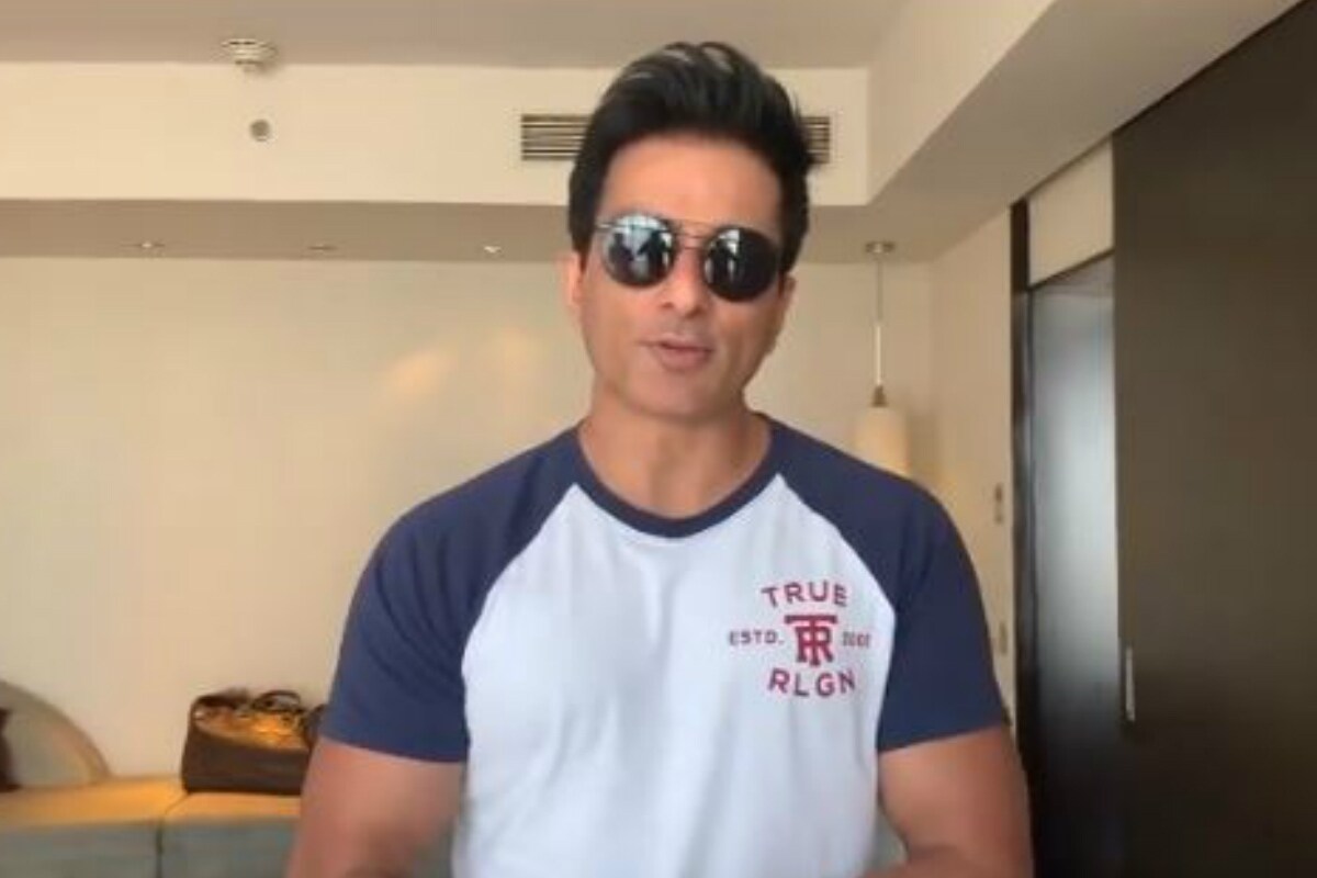 सोनू सूदने दाखवलेल्या माणुसकीमुळे बॉलीवूडमध्येही त्याचं कौतुक होत आहे. सोनू सूदच्या आयुष्यावर येणाऱ्या सिनेमाबाबत अखेर त्याने मौन सोडलं आहे. सोनू म्हणाला, सोनू सूदने दाखवलेल्या माणुसकीमुळे बॉलीवूडमध्येही त्याचं कौतुक होत आहे. सोनू सूदच्या आयुष्यावर येणाऱ्या सिनेमाबाबत अखेर त्याने मौन सोडलं आहे. सोनू म्हणाला,