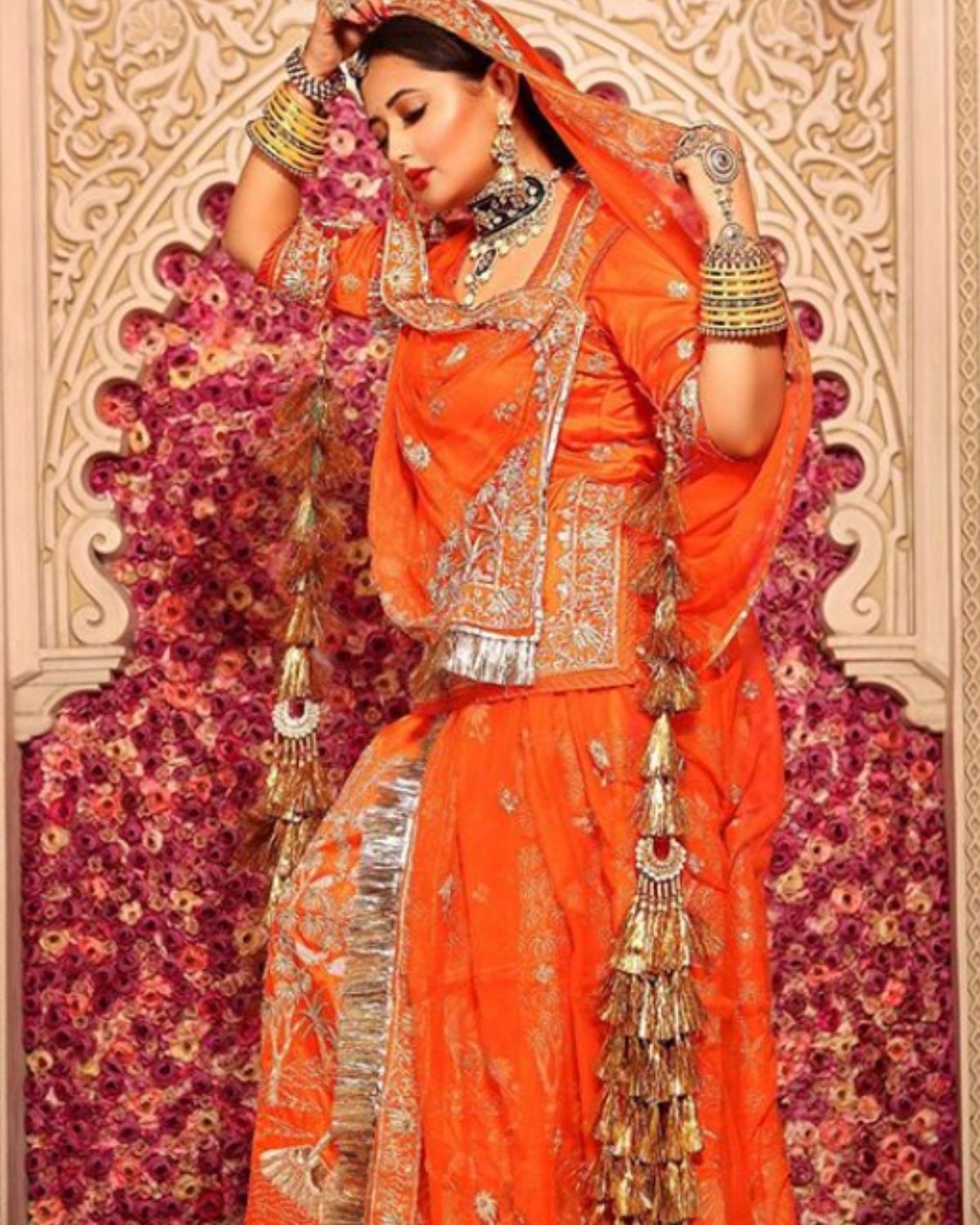 रश्मी देसाई ब्राइडल फोटोशूट शेअर केलं आहे. यामध्ये आपण पाहू शकता की रश्मीनं लाल रंगाचा घागरा घातला आणि आणि ट्रेडिशनल लूक केला आहे. रश्मी देसाई ब्राइडल फोटोशूट शेअर केलं आहे. यामध्ये आपण पाहू शकता की रश्मीनं लाल रंगाचा घागरा घातला आणि आणि ट्रेडिशनल लूक केला आहे.