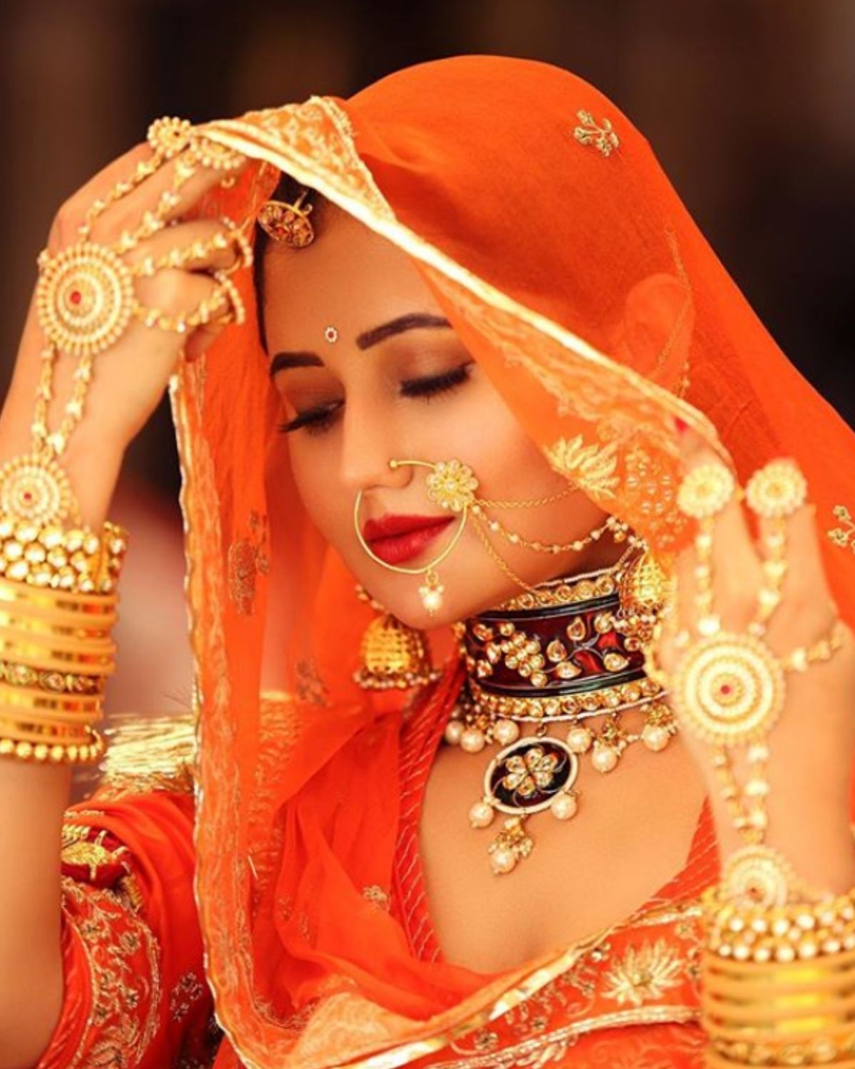 या फोटोशूटमध्ये रश्मी नटलेल्या नवरीसारखी दिसत आहे. तिचा हा हटके आणि ट्रेडिशनल लूक पाहून चाहते फिदा झाले आहेत. या फोटोशूटमध्ये रश्मी नटलेल्या नवरीसारखी दिसत आहे. तिचा हा हटके आणि ट्रेडिशनल लूक पाहून चाहते फिदा झाले आहेत.