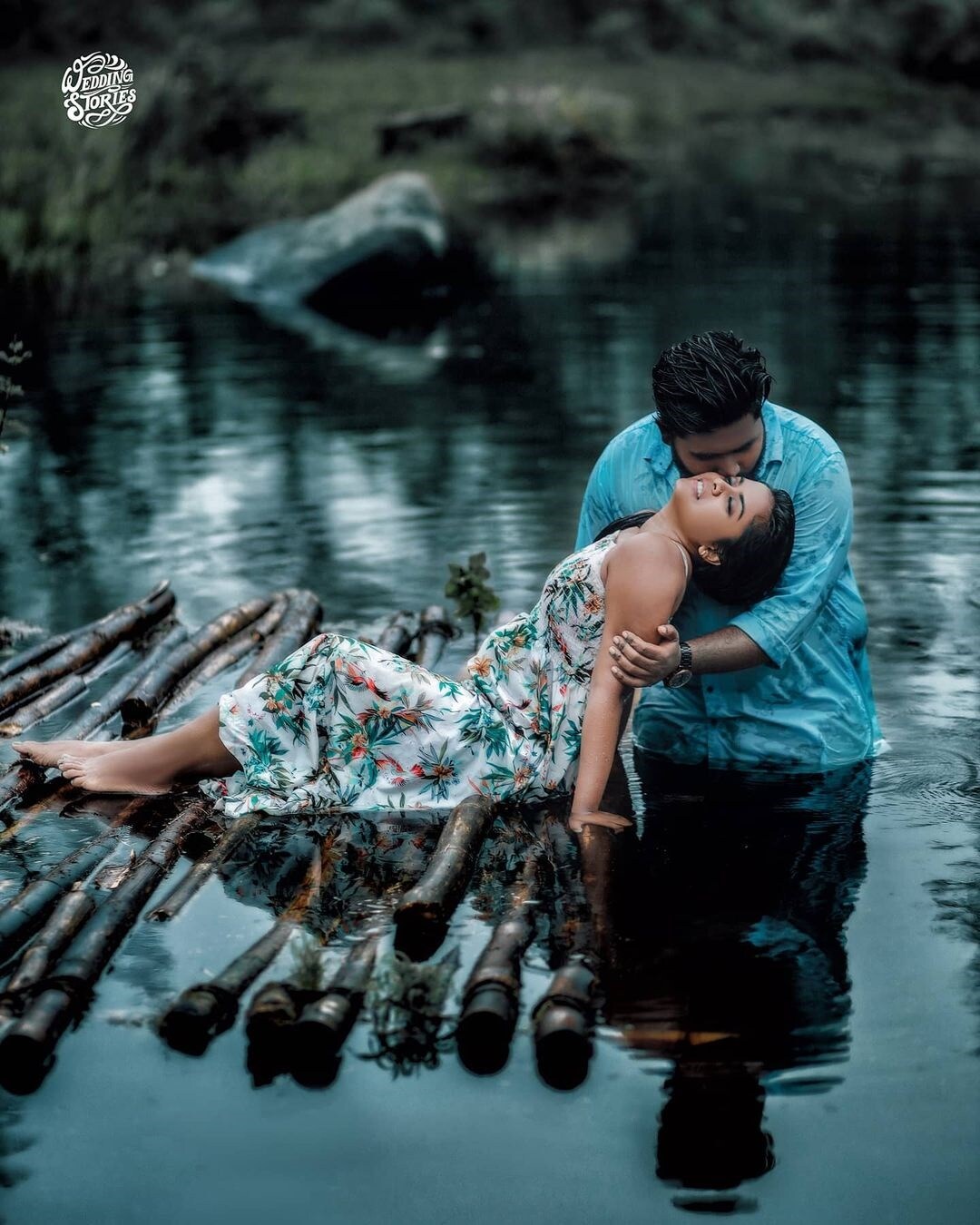 दरम्यान एकीकडे काही लोकांनी या फोटोचं कौतुक केलं आहे. तर, कोहींनी त्यांच्यावर टीका केली आहे. युजरनं या अर्धनग्न फोटोवर टीका करत, ही आपली संस्कृती नाही अशा कमेंट केल्या आहेत. दरम्यान एकीकडे काही लोकांनी या फोटोचं कौतुक केलं आहे. तर, कोहींनी त्यांच्यावर टीका केली आहे. युजरनं या अर्धनग्न फोटोवर टीका करत, ही आपली संस्कृती नाही अशा कमेंट केल्या आहेत.