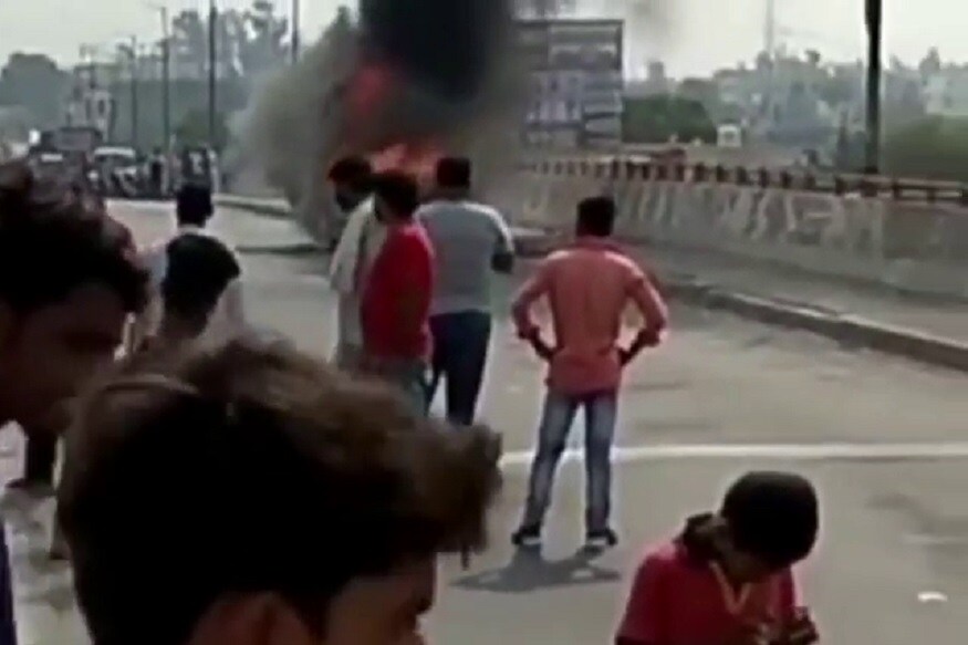 कारच्या मालकानं पोलिसांत तक्रार केल्यानंतर सध्या या अपघताची चौकशी केली जात आहे. रविंद्र पुत्र हवासिंह असे कार मालकाचे नाव आहे. (Photos: News18) कारच्या मालकानं पोलिसांत तक्रार केल्यानंतर सध्या या अपघताची चौकशी केली जात आहे. रविंद्र पुत्र हवासिंह असे कार मालकाचे नाव आहे. (Photos: News18)