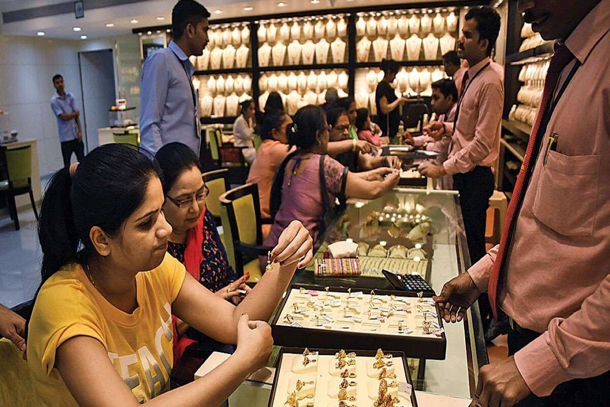Gold Silver Prices : देशांतर्गत बाजारात सोन्याची किंमत रेकॉर्ड स्तरावरील 56200 रुपये या किंमतीवरून 50,584 रुपये प्रति तोळावर पोहोचली आहे. यानुसार एका महिन्यात सोन्याच्या दरात 5,616 रुपये प्रति तोळाची घसरण झाली आहे. त्याचप्रमाणे ऑगस्टमध्ये चांदीचे दर 80000 रुपये प्रति किलो होते. जे आज कमी होऊन 61,250 रुपये प्रति किलोवर पोहोचले आहेत. चांदीच्या किंमतीमध्ये अशाप्रकारे 18,118 रुपयांची घसरण झाली आहे. Gold Silver Prices : देशांतर्गत बाजारात सोन्याची किंमत रेकॉर्ड स्तरावरील 56200 रुपये या किंमतीवरून 50,584 रुपये प्रति तोळावर पोहोचली आहे. यानुसार एका महिन्यात सोन्याच्या दरात 5,616 रुपये प्रति तोळाची घसरण झाली आहे. त्याचप्रमाणे ऑगस्टमध्ये चांदीचे दर 80000 रुपये प्रति किलो होते. जे आज कमी होऊन 61,250 रुपये प्रति किलोवर पोहोचले आहेत. चांदीच्या किंमतीमध्ये अशाप्रकारे 18,118 रुपयांची घसरण झाली आहे.