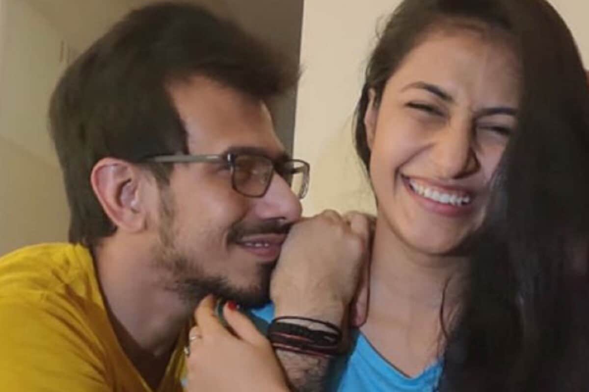 यंदाच्या आयपीएल (IPL 2020) मध्ये विराट कोहलीची बँगलोर (RCB)जबरदस्त फॉर्ममध्ये आहे. बँगलोरने या मोसमात 9 पैकी 6 मॅच जिंकल्या आहेत. पॉईंट्स टेबलमध्येही विराटची टीम तिसऱ्या क्रमांकावर आहे. बँगलोरची बॅटिंगसोबतच बॉलिंग आणि फिल्डिंगही यंदा प्रभावी ठरत आहे. टीमचा स्टार बॉलर युझवेंद्र चहलही चांगल्या फॉर्ममध्ये आहे. यंदाच्या आयपीएल (IPL 2020) मध्ये विराट कोहलीची बँगलोर (RCB)जबरदस्त फॉर्ममध्ये आहे. बँगलोरने या मोसमात 9 पैकी 6 मॅच जिंकल्या आहेत. पॉईंट्स टेबलमध्येही विराटची टीम तिसऱ्या क्रमांकावर आहे. बँगलोरची बॅटिंगसोबतच बॉलिंग आणि फिल्डिंगही यंदा प्रभावी ठरत आहे. टीमचा स्टार बॉलर युझवेंद्र चहलही चांगल्या फॉर्ममध्ये आहे.