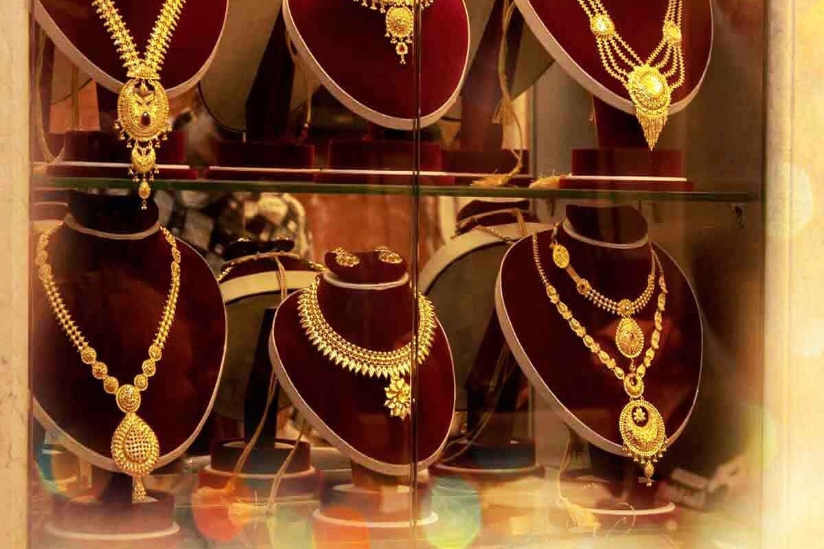 बुधवारी सोन्याचे दर वाढल्यानंतर आता सोन्याच्या दरात पुन्हा घसरत झाली आहे. सोनं आज स्वस्त झालं आहे. बुधवारी सोन्याचे दर वाढल्यानंतर आता सोन्याच्या दरात पुन्हा घसरत झाली आहे. सोनं आज स्वस्त झालं आहे.