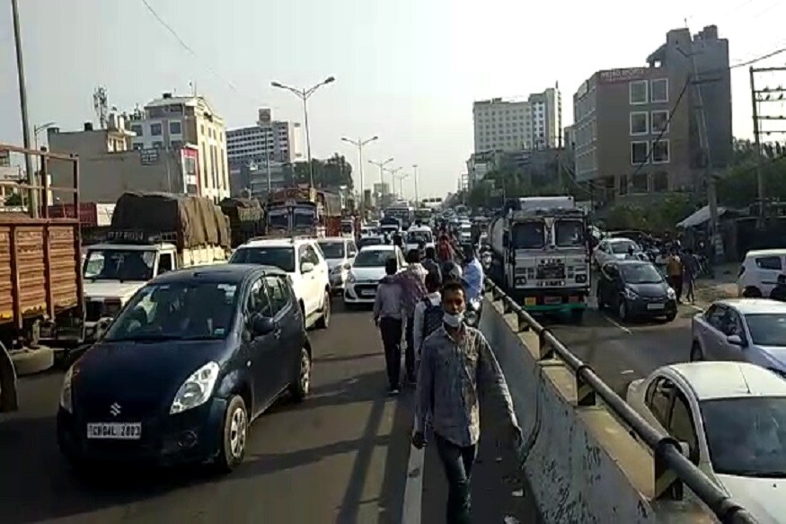 हा अपघात झाला तेव्हा सिमरन आपल्या नातेवाईकांसोबत अॅक्टिव्हावरून प्रवास करत होती. घरी जात असताना हा अपघात झाला. (Photo: News18) हा अपघात झाला तेव्हा सिमरन आपल्या नातेवाईकांसोबत अॅक्टिव्हावरून प्रवास करत होती. घरी जात असताना हा अपघात झाला. (Photo: News18)