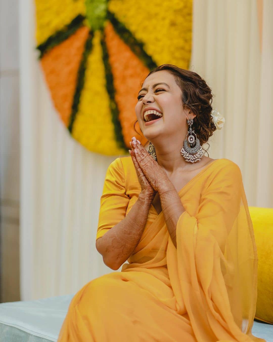 नेहाने पोस्ट केलेल्या फोटोंवर शुभेच्छांचा वर्षाव झाला आहे. नेहा कक्करच देशभरात मोठं फॅन फॉलोइंग आहे. तिला अनेकांच्या शुभेच्छा सोशल मीडियाच्या माध्यमातून मिळत आहेत. (फोटो सौजन्य-@nehakakkar/Instagram) नेहाने पोस्ट केलेल्या फोटोंवर शुभेच्छांचा वर्षाव झाला आहे. नेहा कक्करच देशभरात मोठं फॅन फॉलोइंग आहे. तिला अनेकांच्या शुभेच्छा सोशल मीडियाच्या माध्यमातून मिळत आहेत. (फोटो सौजन्य-@nehakakkar/Instagram)