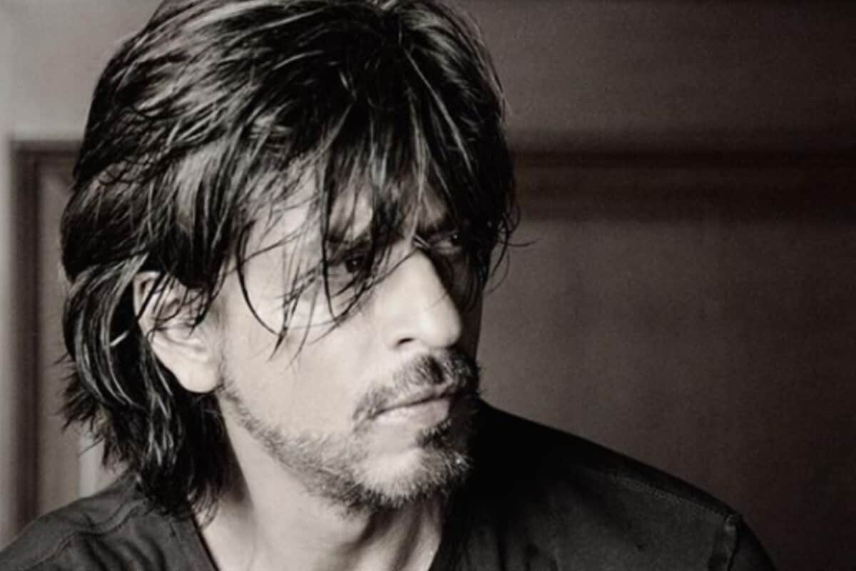 बॉलिवूडचा बादशहा शाहरुख खान (Shahrukh khan) सध्या आपल्या लूकमुळे चांगलाच चर्चेत आला आहे. शाहरुखच्या याआधीचा सिनेमा, झीरो (Zero) बॉक्स ऑफिसवर आपटला. त्यानंतर शाहरुखने 2 वर्षाचा ब्रेक घेतला होता. आता किंग खान पुन्हा एकदा लाईट्स, कॅमेरा, अॅक्शन फेस करणार आहे. फोटो साभार- @iamsrk/Instagram बॉलिवूडचा बादशहा शाहरुख खान (Shahrukh khan) सध्या आपल्या लूकमुळे चांगलाच चर्चेत आला आहे. शाहरुखच्या याआधीचा सिनेमा, झीरो (Zero) बॉक्स ऑफिसवर आपटला. त्यानंतर शाहरुखने 2 वर्षाचा ब्रेक घेतला होता. आता किंग खान पुन्हा एकदा लाईट्स, कॅमेरा, अॅक्शन फेस करणार आहे. फोटो साभार- @iamsrk/Instagram