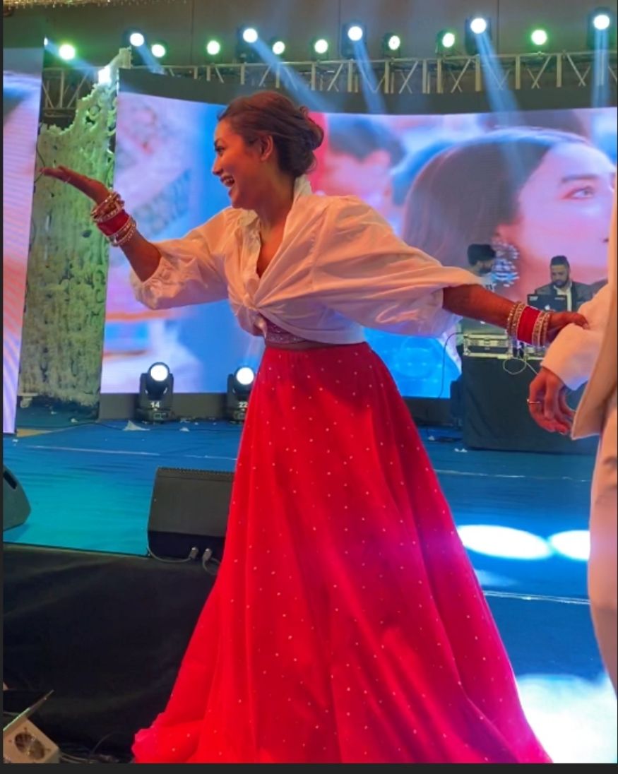 नेहाच्या ‘संगीत’सेरिमनीचे फोटो सध्या सोशल मीडियावर व्हायरल होत आहेत. नेहा आणि रोहनप्रीत या दोघांनीही मस्त डान्स केला. नुकत्याच रीलिज झालेल्या गाण्यावर नेहा ठुमके लगावताना दिसली. नेहाच्या ‘संगीत’सेरिमनीचे फोटो सध्या सोशल मीडियावर व्हायरल होत आहेत. नेहा आणि रोहनप्रीत या दोघांनीही मस्त डान्स केला. नुकत्याच रीलिज झालेल्या गाण्यावर नेहा ठुमके लगावताना दिसली.
