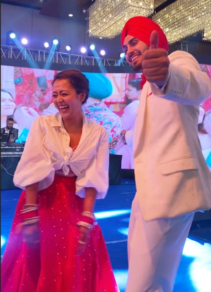 नेहाचे संगीत, मेहंदी आणि हळदीचे फोटो सध्या सोशल मीडियावर चांगलेच ट्रेंड होत आहेत. नेहा आणि रोहनप्रीतचे चाहते त्यांना इन्स्टाग्रामवरुन शुभेच्छा देत आहेत. नेहाचे संगीत, मेहंदी आणि हळदीचे फोटो सध्या सोशल मीडियावर चांगलेच ट्रेंड होत आहेत. नेहा आणि रोहनप्रीतचे चाहते त्यांना इन्स्टाग्रामवरुन शुभेच्छा देत आहेत.