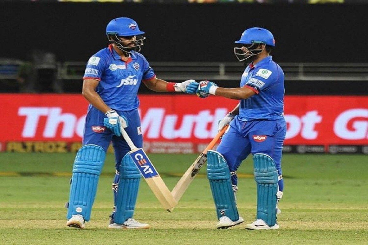 ऋषभ पंत (Rishabh Pant)ने आयपीएलमध्ये 100 सिक्स पूर्ण केले आहेत. कोलकात्याविरुद्धच्या मॅचमध्ये प्रसिद्ध कृष्णाच्या बॉलिंगवर पाचव्या ओव्हरला पंतने स्कूप शॉट खेळून सिक्स लगावला. हा सिक्स पंतचा आयपीएलमधला 100वा सिक्स होता. ऋषभ पंत (Rishabh Pant)ने आयपीएलमध्ये 100 सिक्स पूर्ण केले आहेत. कोलकात्याविरुद्धच्या मॅचमध्ये प्रसिद्ध कृष्णाच्या बॉलिंगवर पाचव्या ओव्हरला पंतने स्कूप शॉट खेळून सिक्स लगावला. हा सिक्स पंतचा आयपीएलमधला 100वा सिक्स होता.