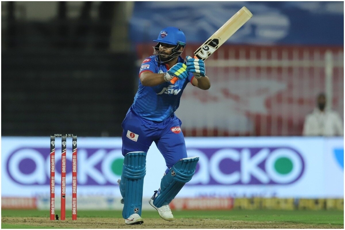 आयपीएल (IPL 2020)च्या यंदाच्या मोसमात ऋषभ पंत फारसा फॉर्ममध्ये नाही. दुखापतीमुळे त्याला काही मॅचमध्ये खेळताही आलं नाही. पण संघर्ष करत असलेल्या ऋषभ पंतने कोलकाता (KKR)विरुद्धच्या मॅचमध्ये नवा विक्रम केला आहे. आयपीएल (IPL 2020)च्या यंदाच्या मोसमात ऋषभ पंत फारसा फॉर्ममध्ये नाही. दुखापतीमुळे त्याला काही मॅचमध्ये खेळताही आलं नाही. पण संघर्ष करत असलेल्या ऋषभ पंतने कोलकाता (KKR)विरुद्धच्या मॅचमध्ये नवा विक्रम केला आहे.