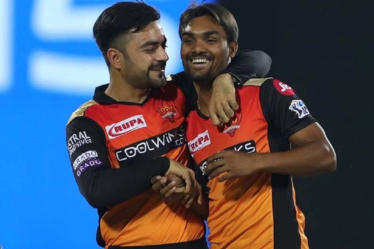 आयपीएल (IPL 2020)च्या दिग्गजांच्या यादीत हैदराबाद (SRH)चा फास्ट बॉलर संदीप शर्माने स्थान मिळवलं आहे. शनिवारी पंजाब (KXIP)विरुद्धच्या मॅचमध्ये संदीप शर्माने विकेटचं शतक पूर्ण केलं. संदीपने या मॅचच्या 5व्या ओव्हरच्या शेवटच्या बॉलवर हा पराक्रम केला. आयपीएल (IPL 2020)च्या दिग्गजांच्या यादीत हैदराबाद (SRH)चा फास्ट बॉलर संदीप शर्माने स्थान मिळवलं आहे. शनिवारी पंजाब (KXIP)विरुद्धच्या मॅचमध्ये संदीप शर्माने विकेटचं शतक पूर्ण केलं. संदीपने या मॅचच्या 5व्या ओव्हरच्या शेवटच्या बॉलवर हा पराक्रम केला.