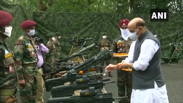 रविवारी, संरक्षणमंत्री राजनाथ सिंह यांनी पश्चिम बंगालमधील दार्जिलिंग येथील सुकना युद्ध स्मारकाला दसऱ्यानिमित्त भेट दिली. यावेळी राजनाथ सिंह यांनी शस्त्रांची पूजाही केली. (PIC- ANI) रविवारी, संरक्षणमंत्री राजनाथ सिंह यांनी पश्चिम बंगालमधील दार्जिलिंग येथील सुकना युद्ध स्मारकाला दसऱ्यानिमित्त भेट दिली. यावेळी राजनाथ सिंह यांनी शस्त्रांची पूजाही केली. (PIC- ANI)