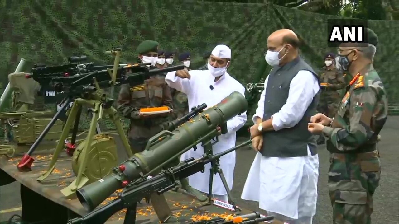 सुकना युद्ध स्मारकादरम्यान सैन्याच्या अनेक प्राणघातक आणि अत्याधुनिक शस्त्रास्त्रांचीही पूजा केली गेली. (PIC- ANI) सुकना युद्ध स्मारकादरम्यान सैन्याच्या अनेक प्राणघातक आणि अत्याधुनिक शस्त्रास्त्रांचीही पूजा केली गेली. (PIC- ANI)