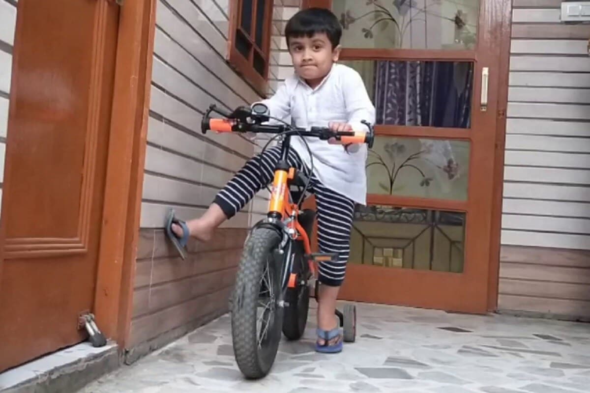 आजबाजूला घडणाऱ्या घटनांबाबत प्रत्येकजण सतर्क राहायला लागला आहे. अशीच एक घटना समोर आली आहे. 4 वर्षांच्या चिमुकल्याच्या सायकलची घंटी चोरीला गेल्यानं मोठी खळबळ उडाली. आजबाजूला घडणाऱ्या घटनांबाबत प्रत्येकजण सतर्क राहायला लागला आहे. अशीच एक घटना समोर आली आहे. 4 वर्षांच्या चिमुकल्याच्या सायकलची घंटी चोरीला गेल्यानं मोठी खळबळ उडाली.