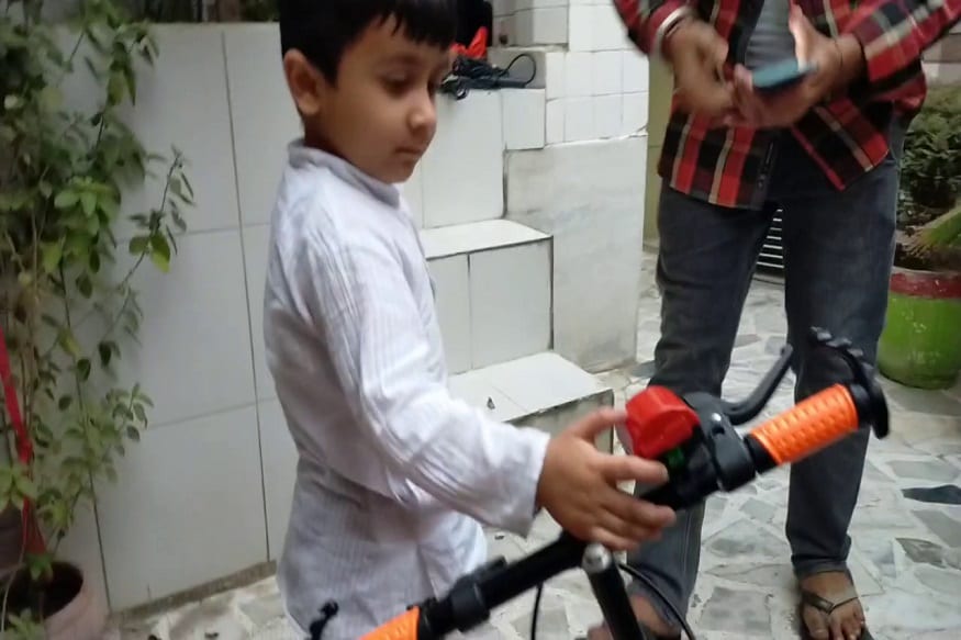 मिळालेल्या माहितीनुसार, हल्का बस्सी पठाना इथल्या मुहल्ला पुरा येथे राहणार्या राजन वर्माच्या घराबाहेर उभे असलेल्या त्याच्या 4 वर्षाच्या मुलाच्या सायकलची घंटी कुणीतरी चोरी केली. ध्रुव जेव्हा घराबाहेर पडला तेव्हा त्याला आपल्या सायकलला घंटी नसल्याचं लक्षात आलं. तो धावत घरात गेला आणि ही बाब त्यांनं वडिलांच्या कानावर घातली. मिळालेल्या माहितीनुसार, हल्का बस्सी पठाना इथल्या मुहल्ला पुरा येथे राहणार्या राजन वर्माच्या घराबाहेर उभे असलेल्या त्याच्या 4 वर्षाच्या मुलाच्या सायकलची घंटी कुणीतरी चोरी केली. ध्रुव जेव्हा घराबाहेर पडला तेव्हा त्याला आपल्या सायकलला घंटी नसल्याचं लक्षात आलं. तो धावत घरात गेला आणि ही बाब त्यांनं वडिलांच्या कानावर घातली.