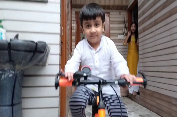 पोलीस चौकीच्या इंचार्जने ध्रुवला सायकलची घंटी दिली पण त्यांना या मुलाचा पोलिसांवर असलेला विश्वास पाहून आश्चर्य वाटलं. इतका लहान मुलगा आणि एवढी समज आणि पोलिसांवर त्याने दाखवलेला हा विश्वास हा नव्या पीढीसाठी खूप चांगला संदेश असल्याची भावना त्यांनी व्यक्त केली आहे.