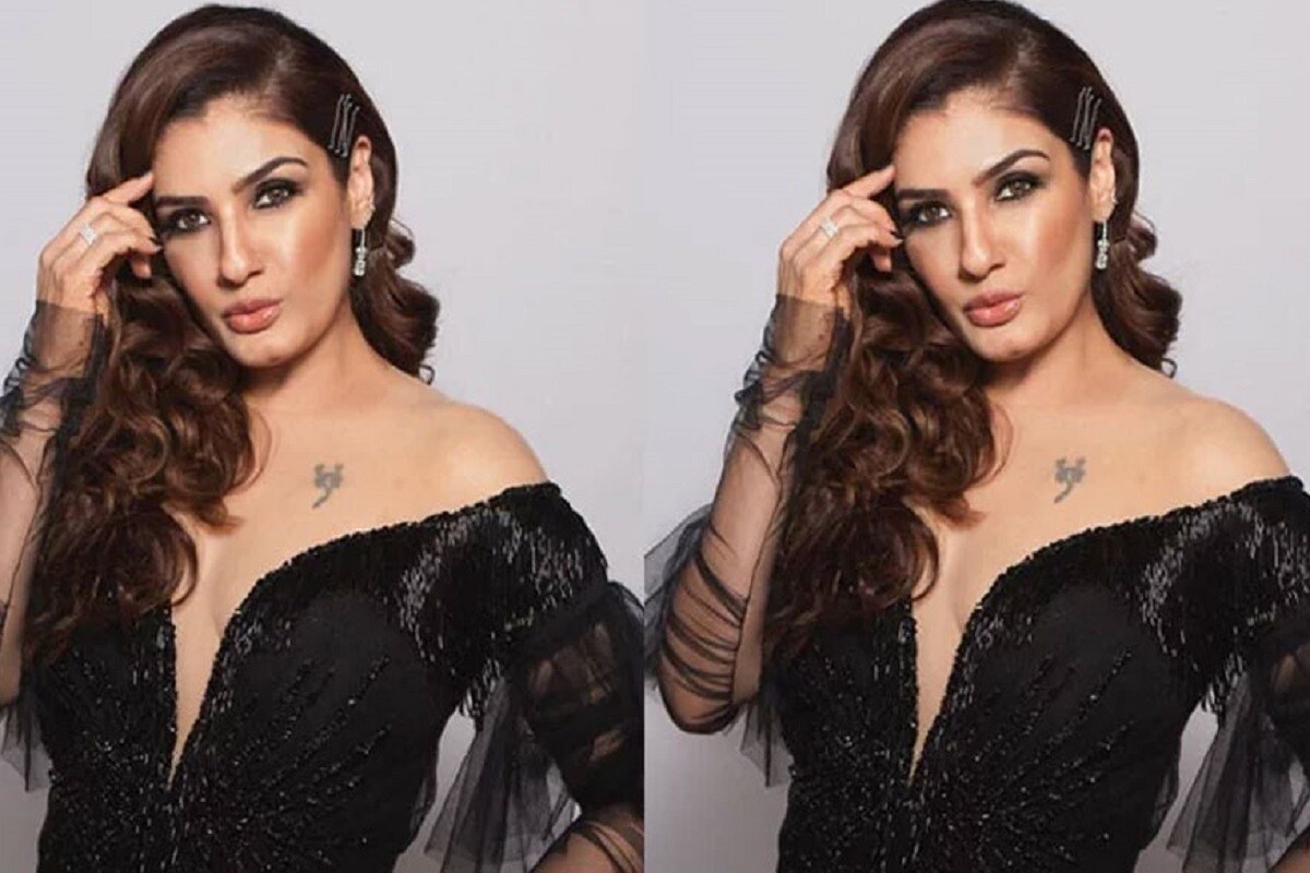 बॉलिवूड अभिनेत्री रवीना टंडनने (Raveena Tandon) आपल्या अभिनयाने, सुंदरतेने इंडस्ट्रीमध्ये कमी वेळात आपलं वेगळं स्थान निर्माण केलं. 26 ऑक्टोबर 1974 रोजी मुंबईत जन्मलेली रवीना, आज 46वा वाढदिवस साजरा करत आहे. बॉलिवूड अभिनेत्री रवीना टंडनने (Raveena Tandon) आपल्या अभिनयाने, सुंदरतेने इंडस्ट्रीमध्ये कमी वेळात आपलं वेगळं स्थान निर्माण केलं. 26 ऑक्टोबर 1974 रोजी मुंबईत जन्मलेली रवीना, आज 46वा वाढदिवस साजरा करत आहे.