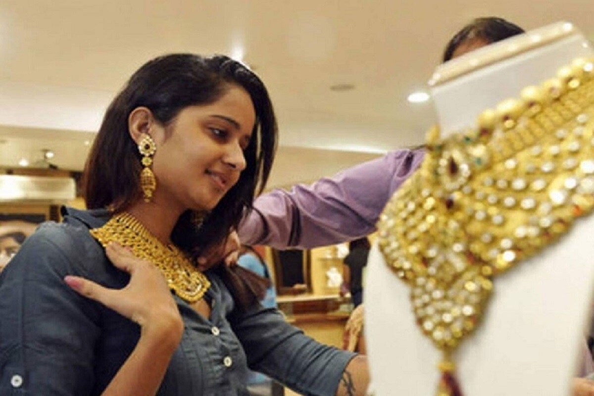 Gold Price Today 26 October : दसऱ्याच्या दुसऱ्याच दिवशी सोन्याच्या दरात 5521 रुपयांची घसरण, पाहा आजचे दर