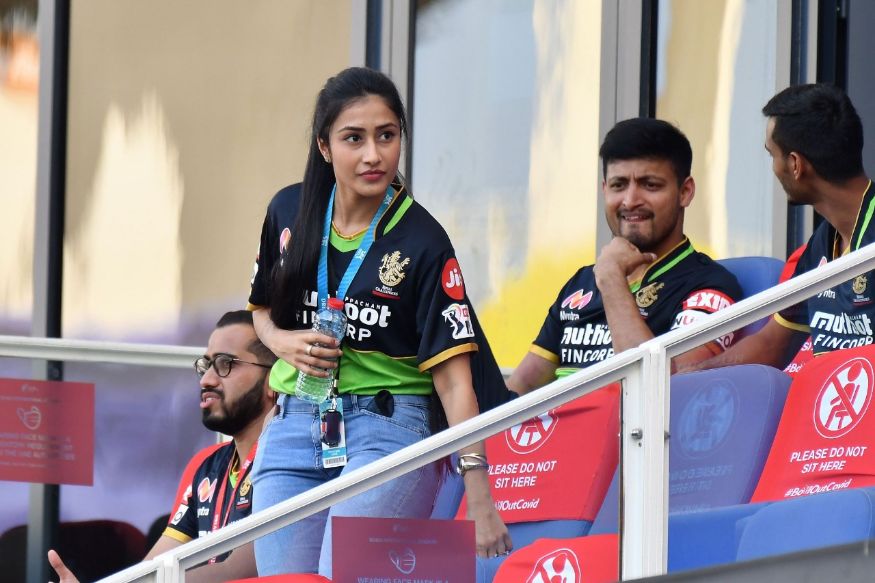 केवळ अनुष्काचा नाही तर या सामन्यात RCB चा स्पिनर बॉलर युजवेंद्र चहलची होणारी बायको धनश्री वर्मा स्टॅण्डसमध्ये उपस्थित होती. केवळ अनुष्काचा नाही तर या सामन्यात RCB चा स्पिनर बॉलर युजवेंद्र चहलची होणारी बायको धनश्री वर्मा स्टॅण्डसमध्ये उपस्थित होती.