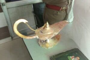 मेरठमधील एका डॉक्टर दाम्पत्याला मांत्रिकाने अलादीनचं चिराग असल्याचं सागून लाखो रुपयांची फसवणूक केली आहे. मेरठमधील एका डॉक्टर दाम्पत्याला मांत्रिकाने अलादीनचं चिराग असल्याचं सागून लाखो रुपयांची फसवणूक केली आहे.