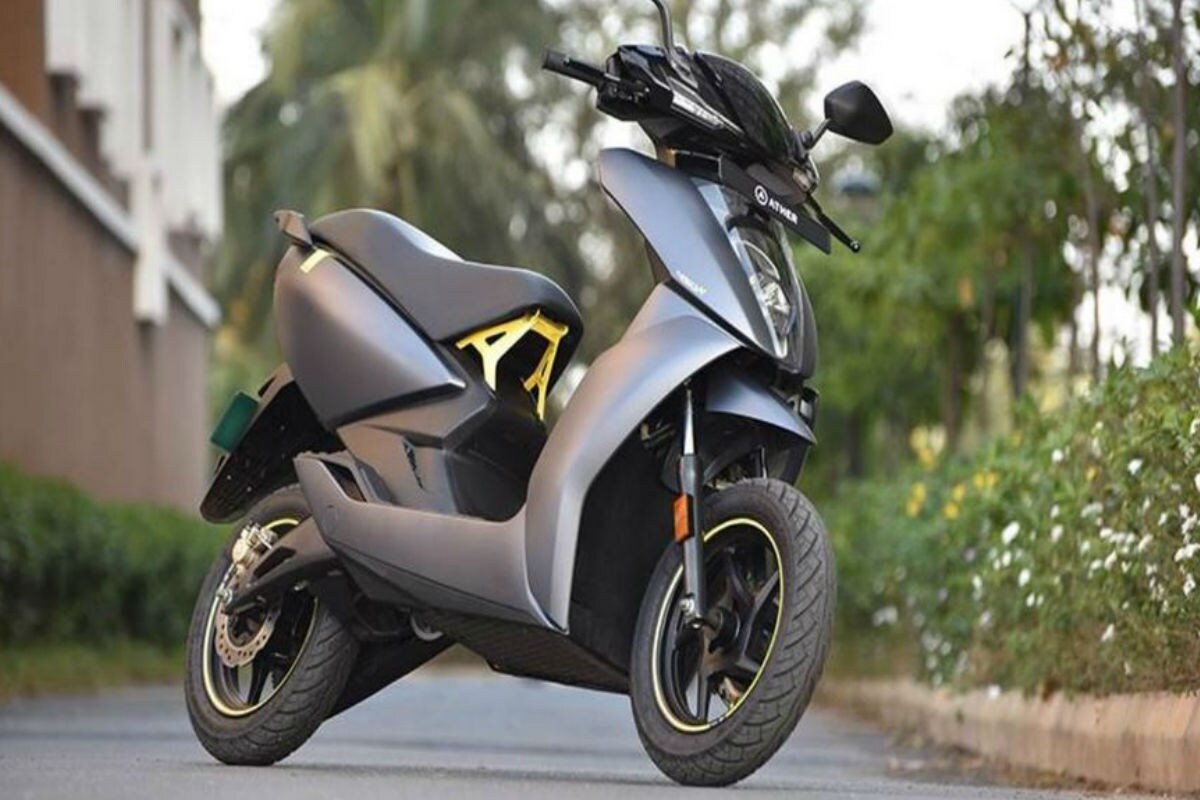 Ather 450X : Ather, एनर्जी स्टार्टअप अंतर्गत स्कूटर निर्माता कंपनी आहे. सध्या या कंपनीच्या इलेक्ट्रिक स्कूटर दक्षिण भारतातील बेंगळुरु आणि चेन्नई शहरात उपलब्ध आहेत. आता लवकरच कंपनी दिल्लीसह उत्तर भारतातील बड्या शहरात आपली डीलरशीप देणार आहे. या इलेक्ट्रिक स्कूटरला एकदा चार्ज केल्यानंतर 107 किमीपर्यंत चालवता येऊ शकते. याची किंमत 1 लाख रुपये आहे. 