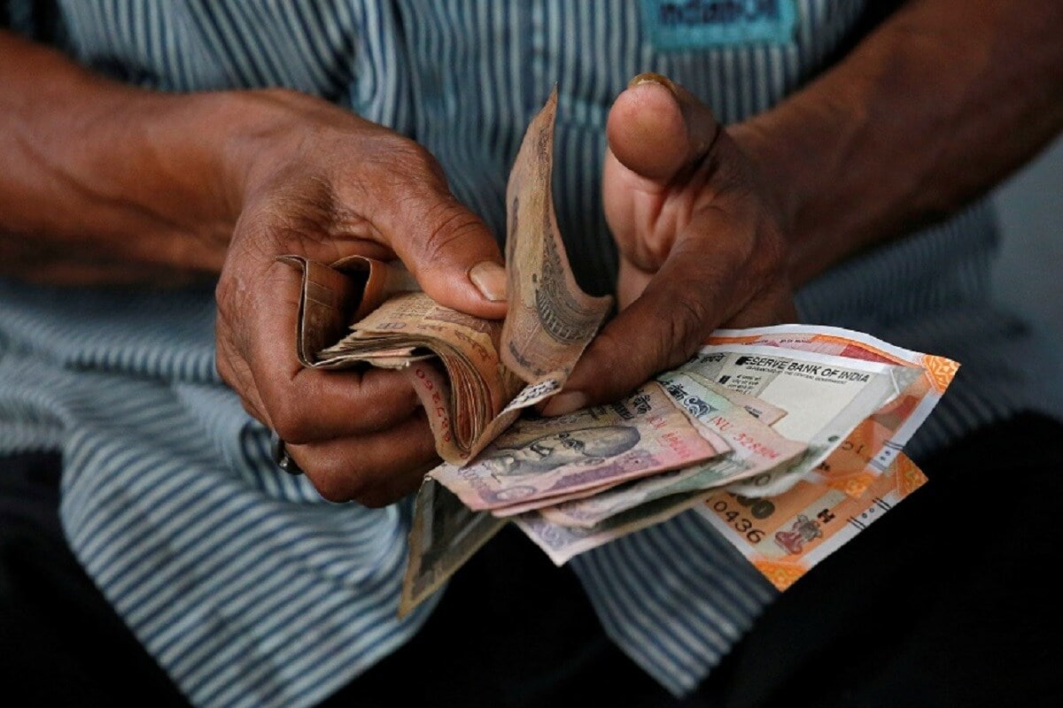 ज्या खासगी कंपन्यांमध्ये EPFO ची सेवा उपलब्ध आहे, त्या कंपन्यांनी आपल्या कर्मचाऱ्यांना EPF उपलब्ध करून द्यायचे आहे. EPF मध्ये कंपनी आणि कर्मचाऱ्याचे प्रत्येकी 2 टक्के काँट्रिब्युशन जाते. यामधील कर्मचाऱ्यांच्या 12 टक्क्यांमधील 8.33 टक्के EPS मध्ये जातात. त्यामुळे निवृत्तीनंतर व्यक्तीला पीएफमध्ये जास्त व्याज मिळाल्यास आणि EPF ची सेवा मिळाल्यास महिन्याला 5 हजार रुपये पेन्शन देण्याची तयारी सुरू आहे. यासंबंधी कामगार आयोगाच्या पॅनलकडून मोठा निर्णय घेतला जाणार आहे. ज्या खासगी कंपन्यांमध्ये EPFO ची सेवा उपलब्ध आहे, त्या कंपन्यांनी आपल्या कर्मचाऱ्यांना EPF उपलब्ध करून द्यायचे आहे. EPF मध्ये कंपनी आणि कर्मचाऱ्याचे प्रत्येकी 2 टक्के काँट्रिब्युशन जाते. यामधील कर्मचाऱ्यांच्या 12 टक्क्यांमधील 8.33 टक्के EPS मध्ये जातात. त्यामुळे निवृत्तीनंतर व्यक्तीला पीएफमध्ये जास्त व्याज मिळाल्यास आणि EPF ची सेवा मिळाल्यास महिन्याला 5 हजार रुपये पेन्शन देण्याची तयारी सुरू आहे. यासंबंधी कामगार आयोगाच्या पॅनलकडून मोठा निर्णय घेतला जाणार आहे.