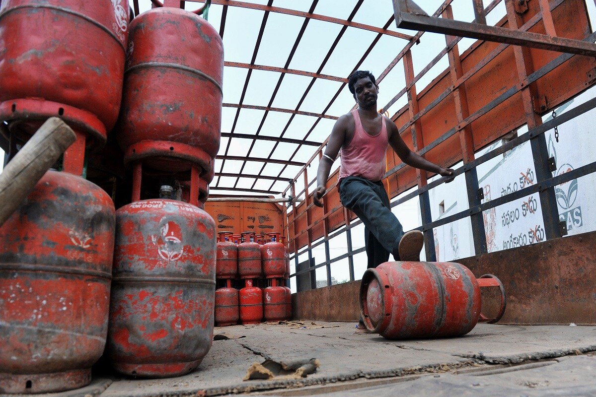 देशातील सर्वात मोठी सरकारी ऑईल मार्केटिंग कंपनी IOC, (India Oil Corporation) इंडेन नावाने गॅस एजेन्सी डिस्ट्रिब्यूशन सर्व्हिस चालवते. घरगुती सिलेंडर मोबाईल नंबरद्वारे बुकिंग करणाऱ्यांसाठी महत्त्वाची माहिती आहे. जर तुम्ही इंडेन ग्राहक असाल, तर आजपासून जुन्या नंबरवर गॅस बुक करता येणार नाही. इंडेनने आपल्या एलपीजी ग्राहकांना त्यांच्या रडिस्टर्ड मोबाईल नंबरवर गॅस बुक करण्यासाठी, नवा नंबर जारी केला आहे. आता नव्या नंबरनुसार, इंडेन गॅस ग्राहकांना सिलेंडर बुक करावा लागणार आहे. देशातील सर्वात मोठी सरकारी ऑईल मार्केटिंग कंपनी IOC, (India Oil Corporation) इंडेन नावाने गॅस एजेन्सी डिस्ट्रिब्यूशन सर्व्हिस चालवते. घरगुती सिलेंडर मोबाईल नंबरद्वारे बुकिंग करणाऱ्यांसाठी महत्त्वाची माहिती आहे. जर तुम्ही इंडेन ग्राहक असाल, तर आजपासून जुन्या नंबरवर गॅस बुक करता येणार नाही. इंडेनने आपल्या एलपीजी ग्राहकांना त्यांच्या रडिस्टर्ड मोबाईल नंबरवर गॅस बुक करण्यासाठी, नवा नंबर जारी केला आहे. आता नव्या नंबरनुसार, इंडेन गॅस ग्राहकांना सिलेंडर बुक करावा लागणार आहे.
