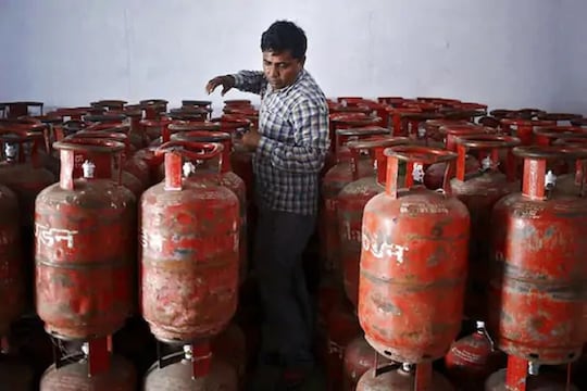 इंडियन ऑईलने दिलेल्या माहितीनुसार, आता देशभरातील indane घरगुती गॅसच्या ग्राहकांना, LPG सिलेंडर बुक करण्यासाठी 7718955555 या क्रमांकावर SMS पाठवावा लागेल. 
