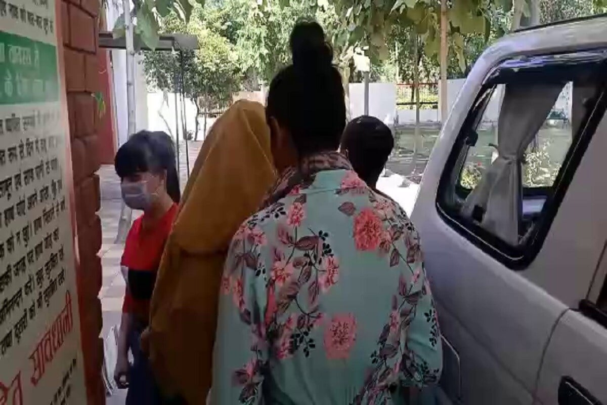 हरयाणाच्या पंचकुला जिल्ह्यात पोलिसांनी आंतरराष्ट्रीय सेक्स रॅकेटचा पर्दाफाश केला आहे. पंचकुलातील सेक्टर 12 मध्ये हा धंदा सुरू होता. (फोटो - न्यूज 18) हरयाणाच्या पंचकुला जिल्ह्यात पोलिसांनी आंतरराष्ट्रीय सेक्स रॅकेटचा पर्दाफाश केला आहे. पंचकुलातील सेक्टर 12 मध्ये हा धंदा सुरू होता. (फोटो - न्यूज 18)