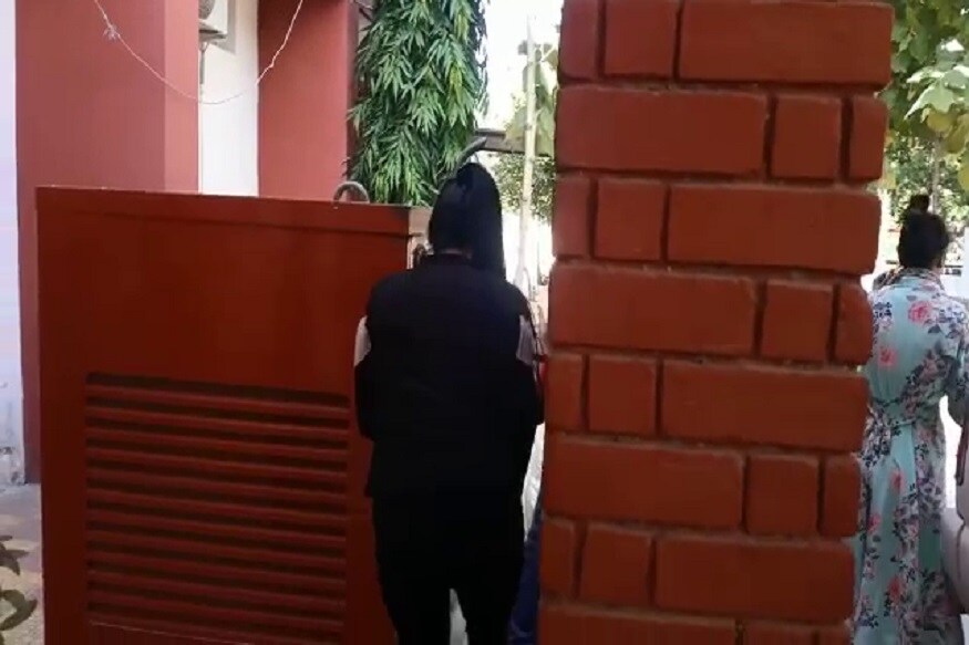 4 परदेशी तरुणींची दलालांच्या तावडीतून सुटका करण्यात आली आहे. यापैकी तीन उजबेकिस्तान आणि एक तुर्कीतील आहे. (फोटो - न्यूज 18) 4 परदेशी तरुणींची दलालांच्या तावडीतून सुटका करण्यात आली आहे. यापैकी तीन उजबेकिस्तान आणि एक तुर्कीतील आहे. (फोटो - न्यूज 18)
