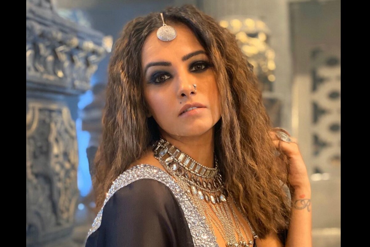 टेलिव्हिजन अभिनेत्री अनिता हसनंदानी (Anita Hassanandani) प्रेग्नेंट असल्यामुळे तिचे चाहते याबाबत खूप उत्सुक आहेत. सध्या ती तिच्या कुटुंबाबरोबर क्वालिटी टाइम घालवत आहे. त्याचप्रमाणे सोशल मीडियावर देखील ती सक्रीय आहे. दरम्यान तिने खुलासा केला आहे की, नागिन 4च्या सेटवर ती प्रेग्नेंट होती. तिने Baby Bump असणारा नागिन 4 च्या सेटवरील एक फोटो शेअर केला आहे. (Photo Credit- @anitahassanandani/Instagram) टेलिव्हिजन अभिनेत्री अनिता हसनंदानी (Anita Hassanandani) प्रेग्नेंट असल्यामुळे तिचे चाहते याबाबत खूप उत्सुक आहेत. सध्या ती तिच्या कुटुंबाबरोबर क्वालिटी टाइम घालवत आहे. त्याचप्रमाणे सोशल मीडियावर देखील ती सक्रीय आहे. दरम्यान तिने खुलासा केला आहे की, नागिन 4च्या सेटवर ती प्रेग्नेंट होती. तिने Baby Bump असणारा नागिन 4 च्या सेटवरील एक फोटो शेअर केला आहे. (Photo Credit- @anitahassanandani/Instagram)