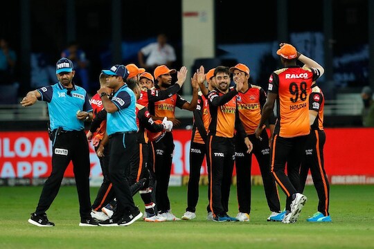 IPL 2020 : मुंबईला हरवून हैदराबाद प्ले-ऑफमध्ये, कोलकात्याचं स्वप्न पुन्हा भंगलं