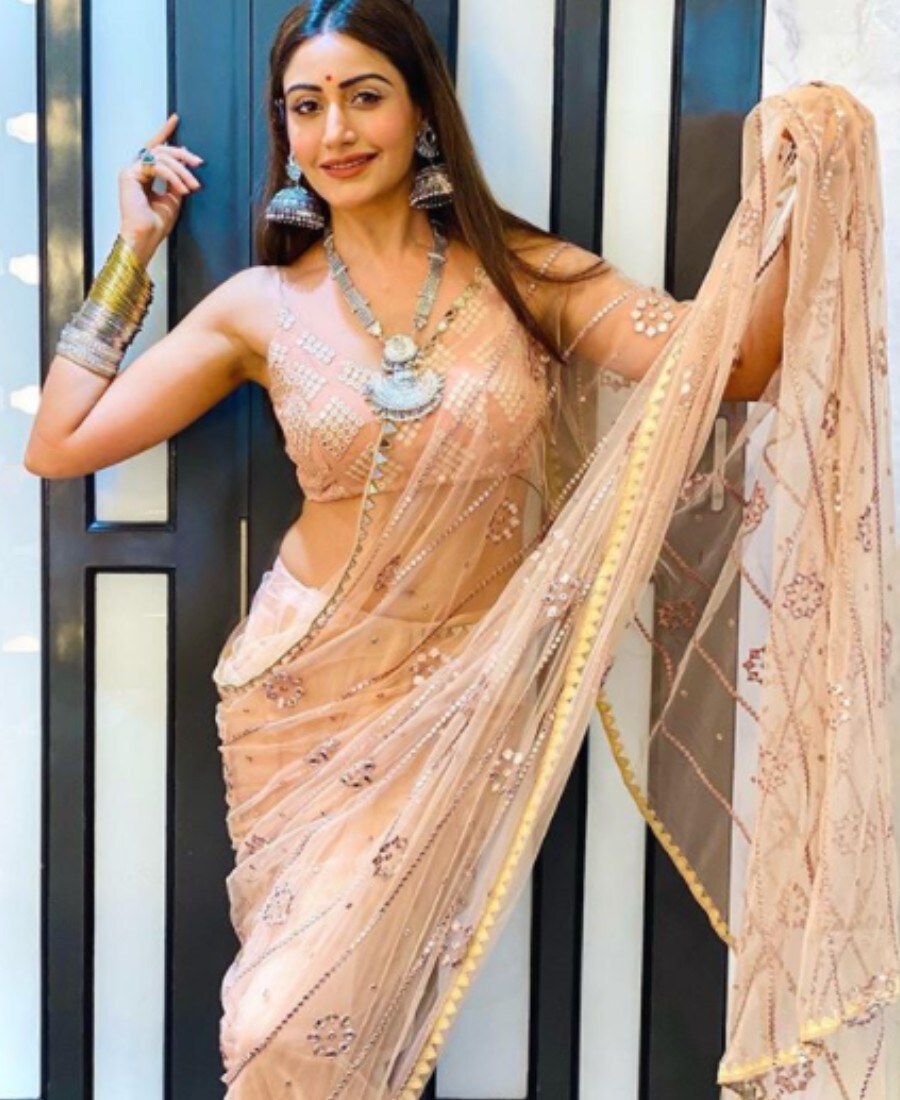 टेलिव्हिजनची नागिन अर्थात सुरभी चंदना (Surbhi Chandna) चा हा ट्रेडिशनल लुक तिच्या चाहत्यांच्या पसंतीस उतरला आहे. सोशल मीडियावर हे फोटो खूप व्हायरल होत आहेत. (फोटो सौजन्य-@officialsurbhic/Instagram) टेलिव्हिजनची नागिन अर्थात सुरभी चंदना (Surbhi Chandna) चा हा ट्रेडिशनल लुक तिच्या चाहत्यांच्या पसंतीस उतरला आहे. सोशल मीडियावर हे फोटो खूप व्हायरल होत आहेत. (फोटो सौजन्य-@officialsurbhic/Instagram)