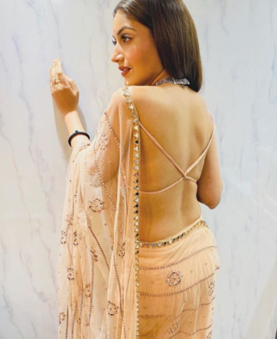 तिने ट्रेडिशनल साडीवर फॅशनेबल आणि ट्रेंडी ब्लाऊज परिधान केला आहे. सुरभीच्या फॅशन सेन्सचं देखील या फोटोंनंतर खूप कौतुक होत आहे. (फोटो सौजन्य-@officialsurbhic/Instagram) तिने ट्रेडिशनल साडीवर फॅशनेबल आणि ट्रेंडी ब्लाऊज परिधान केला आहे. सुरभीच्या फॅशन सेन्सचं देखील या फोटोंनंतर खूप कौतुक होत आहे. (फोटो सौजन्य-@officialsurbhic/Instagram)