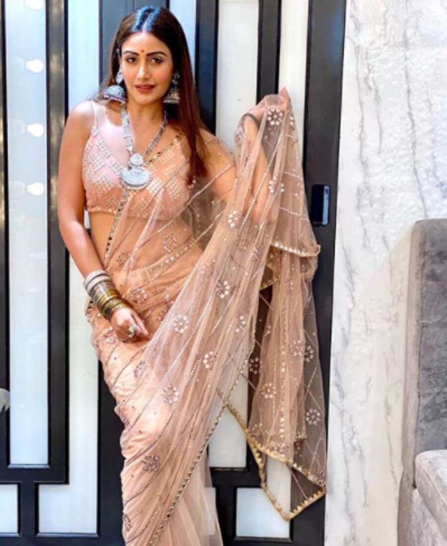 या सुंदर साडीवर सुरभीने चंदेरी रंगाची थोडे Heavy दागिने घातले आहेत. ज्यामुळे तिचा लुक आणखी खुलून दिसत आहे. (फोटो सौजन्य-@officialsurbhic/Instagram) या सुंदर साडीवर सुरभीने चंदेरी रंगाची थोडे Heavy दागिने घातले आहेत. ज्यामुळे तिचा लुक आणखी खुलून दिसत आहे. (फोटो सौजन्य-@officialsurbhic/Instagram)