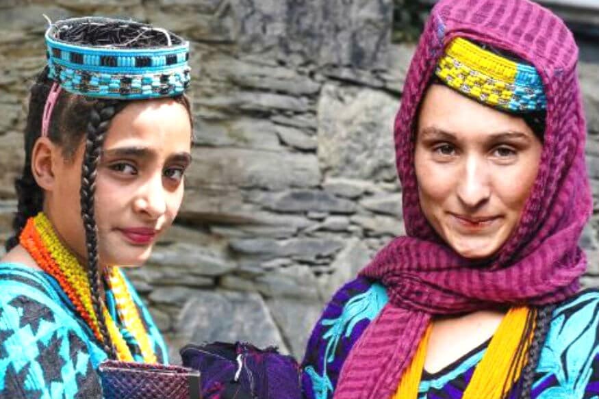 अफगाणिस्तानला लागून असलेल्या पाकिस्तानच्या सीमेजवळील कलाशा आदिवासी जमात ही पाकिस्तानातील सर्वांत कमी लोकसंख्या असलेली अल्पसंख्यांक जमात आहे. या जमातीत सदस्यांची संख्या सुमारे पावणेचार हजार आहे. हा समाज आपल्या वेगळ्या प्रथा आणि परंपरांमुळे ओळखला जातो. जसं की एखाद्या विवाहित महिलेला दुसरा पुरुष आवडला तर त्यांना आपला पहिला विवाह मोडण्याची मुभा या समाजात दिली जाते. अफगाणिस्तानला लागून असलेल्या पाकिस्तानच्या सीमेजवळील कलाशा आदिवासी जमात ही पाकिस्तानातील सर्वांत कमी लोकसंख्या असलेली अल्पसंख्यांक जमात आहे. या जमातीत सदस्यांची संख्या सुमारे पावणेचार हजार आहे. हा समाज आपल्या वेगळ्या प्रथा आणि परंपरांमुळे ओळखला जातो. जसं की एखाद्या विवाहित महिलेला दुसरा पुरुष आवडला तर त्यांना आपला पहिला विवाह मोडण्याची मुभा या समाजात दिली जाते.