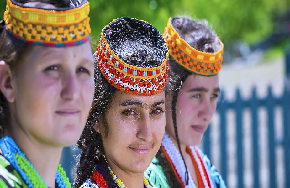 कलाशा समाज हा खैबर-पख्तुनख्वा प्रदेशात बिरिर आणि रामबूर क्षेत्रात राहतो. हा परिसर हिंदुकुश पर्वताने वेढलेला आहे. या पर्वत रांगांनी वेढल्यामुळे त्यांची संस्कृती सर्वात सुरक्षित संस्कृती म्हणून मानली जाते. या पर्वताशी संबंधित बरेच ऐतिहासिक संदर्भदेखील आहेत. जसं की या भागात अलेक्झांडरच्या विजयानंतर त्यांना कौकशोश इंडिकाउश म्हटलं जाऊ लागलं. ग्रीक भाषेत याचा अर्थ हिंदुस्थानी पर्वत असा आहे. या जमातीतील लोकांना महान अलेक्झांडरचे वंशजदेखील म्हटलं जातं. कलाशा समाज हा खैबर-पख्तुनख्वा प्रदेशात बिरिर आणि रामबूर क्षेत्रात राहतो. हा परिसर हिंदुकुश पर्वताने वेढलेला आहे. या पर्वत रांगांनी वेढल्यामुळे त्यांची संस्कृती सर्वात सुरक्षित संस्कृती म्हणून मानली जाते. या पर्वताशी संबंधित बरेच ऐतिहासिक संदर्भदेखील आहेत. जसं की या भागात अलेक्झांडरच्या विजयानंतर त्यांना कौकशोश इंडिकाउश म्हटलं जाऊ लागलं. ग्रीक भाषेत याचा अर्थ हिंदुस्थानी पर्वत असा आहे. या जमातीतील लोकांना महान अलेक्झांडरचे वंशजदेखील म्हटलं जातं.