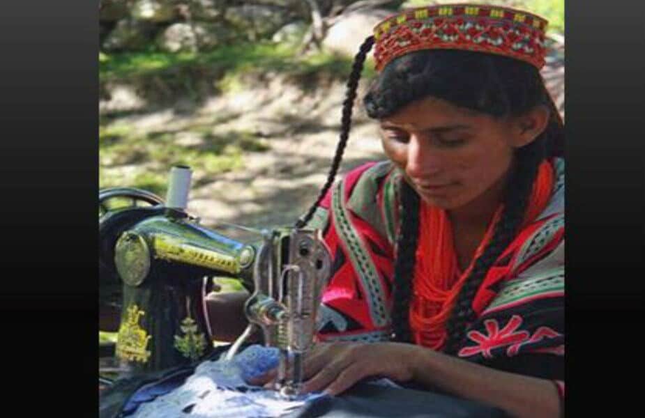 कलाशा जमातीमध्ये घरासाठी कमावण्याचं काम बहुतेक महिलाच करतात. त्या जनावरांच्या कळपांना चरायला डोंगरावर घेऊन जातात. तसंच त्या घरबसल्या रंगीबिरंगी हार, पर्स बनवतात आणि त्या विकण्याचं काम पुरुष करतात. इथल्या महिलांना नटण्याची आवड खूप आहे. त्या डोक्यावर खास प्रकारची टोपी आणि गळ्यात दगडांच्या रंगीत माळा घालतात. कलाशा जमातीमध्ये घरासाठी कमावण्याचं काम बहुतेक महिलाच करतात. त्या जनावरांच्या कळपांना चरायला डोंगरावर घेऊन जातात. तसंच त्या घरबसल्या रंगीबिरंगी हार, पर्स बनवतात आणि त्या विकण्याचं काम पुरुष करतात. इथल्या महिलांना नटण्याची आवड खूप आहे. त्या डोक्यावर खास प्रकारची टोपी आणि गळ्यात दगडांच्या रंगीत माळा घालतात.