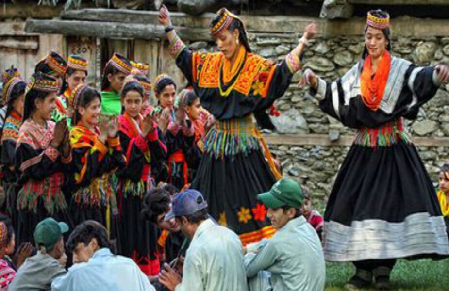 पाकिस्तानसारख्या देशात जिथं महिलांच्या स्वातंत्र्यही फतव्यांवर अवलंबून आहे. तिथंच या भागातील महिलांना आपला आवडता जोडीदार निवडण्याचं पूर्ण स्वातंत्र्य आहे. त्या नवरा निवडू शकतात एकत्र राहून जर त्यांना लग्नातील जोडीदाराबरोबर राहायचं नसेल तर त्या दुसर्या एखाद्या पुरुषासोबतसुद्धा जाऊ शकतात. पाकिस्तानसारख्या देशात जिथं महिलांच्या स्वातंत्र्यही फतव्यांवर अवलंबून आहे. तिथंच या भागातील महिलांना आपला आवडता जोडीदार निवडण्याचं पूर्ण स्वातंत्र्य आहे. त्या नवरा निवडू शकतात एकत्र राहून जर त्यांना लग्नातील जोडीदाराबरोबर राहायचं नसेल तर त्या दुसर्या एखाद्या पुरुषासोबतसुद्धा जाऊ शकतात.