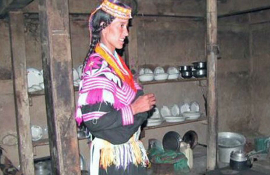 आधुनिक पद्धती असल्या तरीसुद्धा स्त्रियांवर काही बंधनं आहेत. जसं की मासिक पाळीच्या वेळी त्यांना त्यांच्या घराबाहेर एका वेगळ्या खोलीत रहावं लागतं त्याला बशाली घर म्हणतात. या घराच्या भिंतींवर याला स्पर्श करण्यास मनाई आहे असं लिहिलेलं असतं. हे लोक त्या काळात महिलांना अपवित्र मानतात. तसंच त्यांनी घरातील कुठल्याही सदस्याला स्पर्श केल्यावर देवाचा कोप होईल आणि त्यामुळे पूर किंवा दुष्काळ पडेल असा या समाजाचा समज आहे. आधुनिक पद्धती असल्या तरीसुद्धा स्त्रियांवर काही बंधनं आहेत. जसं की मासिक पाळीच्या वेळी त्यांना त्यांच्या घराबाहेर एका वेगळ्या खोलीत रहावं लागतं त्याला बशाली घर म्हणतात. या घराच्या भिंतींवर याला स्पर्श करण्यास मनाई आहे असं लिहिलेलं असतं. हे लोक त्या काळात महिलांना अपवित्र मानतात. तसंच त्यांनी घरातील कुठल्याही सदस्याला स्पर्श केल्यावर देवाचा कोप होईल आणि त्यामुळे पूर किंवा दुष्काळ पडेल असा या समाजाचा समज आहे.