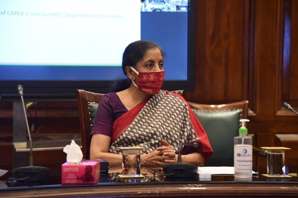 भारतीय रिजर्व्ह बँकेने सर्व कर्जदाता संस्थानांना, दोन कोटी रुपयांपर्यंतच्या कर्जासाठी नुकतंच घोषित करण्यात आलेलं, व्याजावरील व्याज माफ करण्याची योजना लागू करण्याचं सांगितलं आहे. या योजनेंतर्गत दोन कोटी रुपयांपर्यंतच्या कर्जाच्या व्याजावर, लावलं जाणारं व्याज 1 मार्च 2020 ते पुढील सहा महिन्यांसाठी माफ केलं जाईल. भारतीय रिजर्व्ह बँकेने सर्व कर्जदाता संस्थानांना, दोन कोटी रुपयांपर्यंतच्या कर्जासाठी नुकतंच घोषित करण्यात आलेलं, व्याजावरील व्याज माफ करण्याची योजना लागू करण्याचं सांगितलं आहे. या योजनेंतर्गत दोन कोटी रुपयांपर्यंतच्या कर्जाच्या व्याजावर, लावलं जाणारं व्याज 1 मार्च 2020 ते पुढील सहा महिन्यांसाठी माफ केलं जाईल.