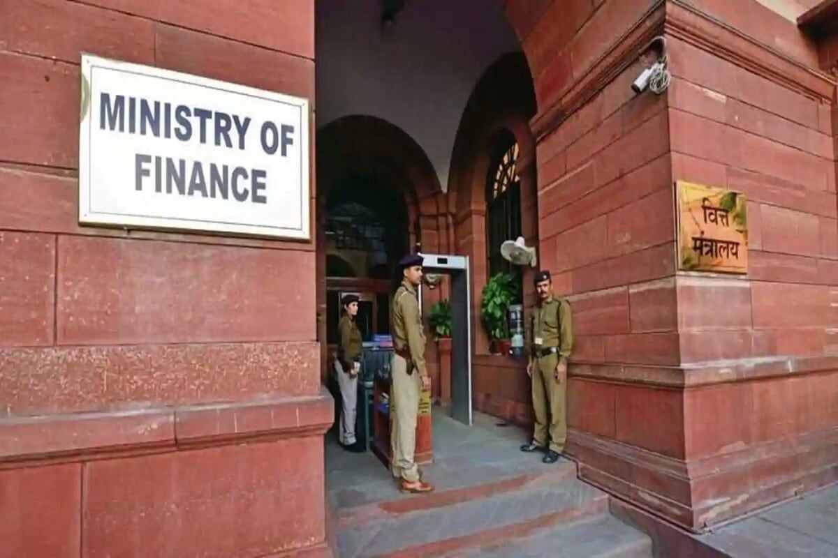 आरबीआयने सर्व बँकांना 5 नोव्हेंबरपर्यंत ही रक्कम क्रेडिट करण्यास सांगितलं आहे. यामुळे सरकारी तिजोरीवर 6500 कोटी अतिरिक्त रुपयांचा भार पडणार आहे. आरबीआयने सर्व बँकांना 5 नोव्हेंबरपर्यंत ही रक्कम क्रेडिट करण्यास सांगितलं आहे. यामुळे सरकारी तिजोरीवर 6500 कोटी अतिरिक्त रुपयांचा भार पडणार आहे.
