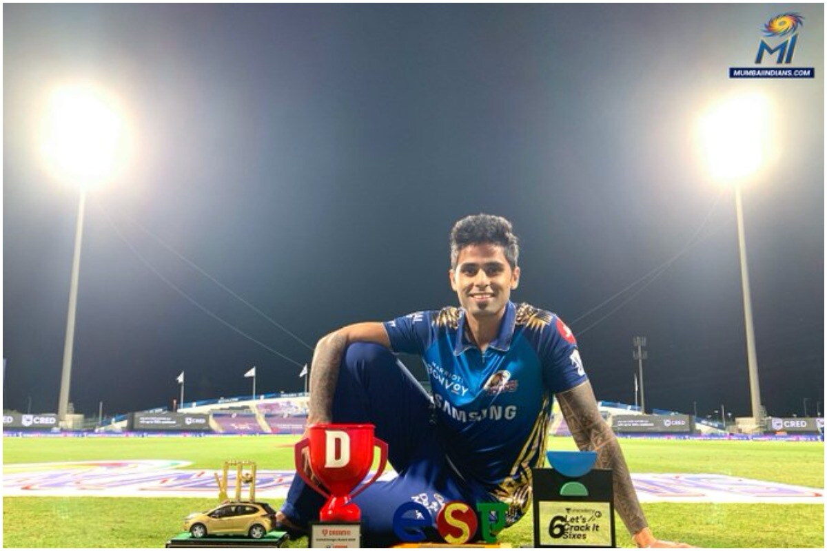 आयपीएल (IPL 2020) च्या यंदाच्या मोसमात मुंबई (Mumbai Indians)चा सूर्यकुमार यादव (Suryakumar Yadav) शानदार फॉर्ममध्ये आहे. बुधवारी सूर्यकुमारने आपल्या नाबाद अर्धशतकाच्या जोरावर बँगलोरविरुद्धच्या मॅचमध्ये मुंबईला 5 विकेटने विजय मिळवून दिला. सूर्यकुमार यादवला एबी डिव्हिलियर्सप्रमाणेच क्रिकेटच्या मैदानात 360 डिग्री शॉट खेळण्याची आवड आहे. एवढंच नाही तर त्याला टॅटू गोंदवून घेण्याची हौसही आहे. आयपीएल (IPL 2020) च्या यंदाच्या मोसमात मुंबई (Mumbai Indians)चा सूर्यकुमार यादव (Suryakumar Yadav) शानदार फॉर्ममध्ये आहे. बुधवारी सूर्यकुमारने आपल्या नाबाद अर्धशतकाच्या जोरावर बँगलोरविरुद्धच्या मॅचमध्ये मुंबईला 5 विकेटने विजय मिळवून दिला. सूर्यकुमार यादवला एबी डिव्हिलियर्सप्रमाणेच क्रिकेटच्या मैदानात 360 डिग्री शॉट खेळण्याची आवड आहे. एवढंच नाही तर त्याला टॅटू गोंदवून घेण्याची हौसही आहे.