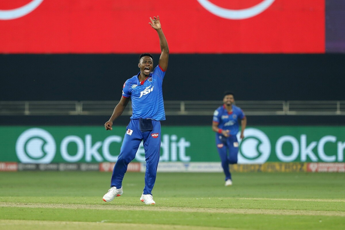 आयपीएल (IPL 2020) चा यंदाचा मोसम आता शेवटच्या टप्प्यात येऊन पोहोचला आहे. प्रत्येक टीमच्या आता प्रत्येकी 2-2 मॅच खेळायच्या बाकी आहेत. यानंतर कोणती टीम प्ले-ऑफमध्ये प्रवेश करणार ते कळेल. यंदाच्या वर्षी सर्वाधिक विकेट घेण्यासाठीची पर्पल कॅपची शर्यत आणखी रोमांचक झाली आहे. सध्या दिल्लीचा फास्ट बॉलर कगिसो रबाडा या यादीमध्ये पहिल्या क्रमांकावर आहे. (फोटो- BCCI/IPL) आयपीएल (IPL 2020) चा यंदाचा मोसम आता शेवटच्या टप्प्यात येऊन पोहोचला आहे. प्रत्येक टीमच्या आता प्रत्येकी 2-2 मॅच खेळायच्या बाकी आहेत. यानंतर कोणती टीम प्ले-ऑफमध्ये प्रवेश करणार ते कळेल. यंदाच्या वर्षी सर्वाधिक विकेट घेण्यासाठीची पर्पल कॅपची शर्यत आणखी रोमांचक झाली आहे. सध्या दिल्लीचा फास्ट बॉलर कगिसो रबाडा या यादीमध्ये पहिल्या क्रमांकावर आहे. (फोटो- BCCI/IPL)